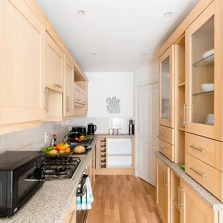 Modern 5 Bedroom Townhouse By Centre & Jq - 9 Separate Beds, 2 Baths And Parking Holiday home *