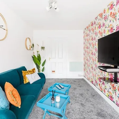 Modern 5 Bedroom Townhouse By Centre & Jq - 9 Separate Beds, 2 Baths And Parking Holiday home
