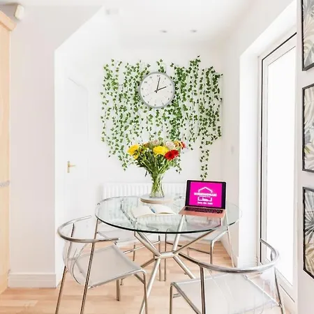 Modern 5 Bedroom Townhouse By Centre & Jq - 9 Separate Beds, 2 Baths And Parking Birmingham