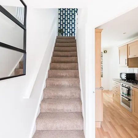 Holiday home Modern 5 Bedroom Townhouse By Centre & Jq - 9 Separate Beds, 2 Baths And Parking *
