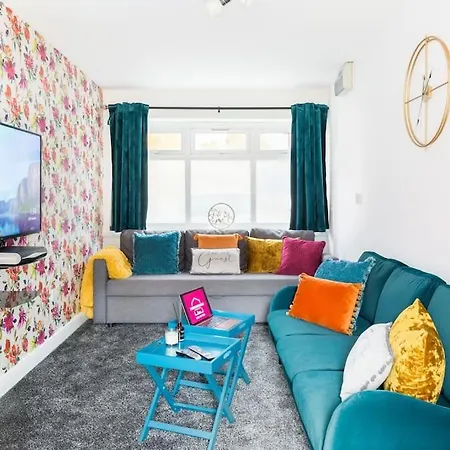 Modern 5 Bedroom Townhouse By Centre & Jq - 9 Separate Beds, 2 Baths And Parking Birmingham