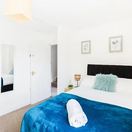 Modern 5 Bedroom Townhouse By Centre & Jq - 9 Separate Beds, 2 Baths And Parking *