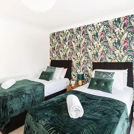 Modern 5 Bedroom Townhouse By Centre & Jq - 9 Separate Beds, 2 Baths And Parking *