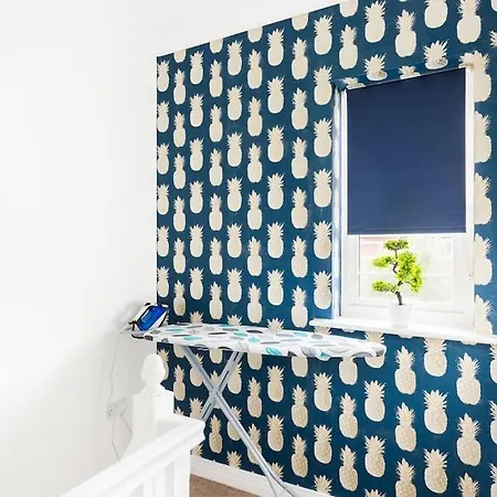 Holiday home Modern 5 Bedroom Townhouse By Centre & Jq - 9 Separate Beds, 2 Baths And Parking