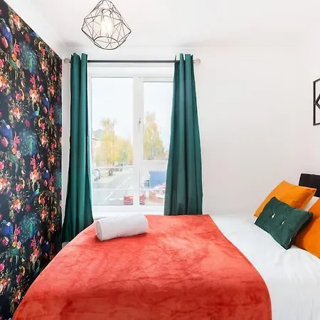 Modern 5 Bedroom Townhouse By Centre & Jq - 9 Separate Beds, 2 Baths And Parking * Birmingham