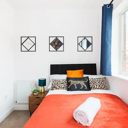 Holiday home Modern 5 Bedroom Townhouse By Centre & Jq - 9 Separate Beds, 2 Baths And Parking