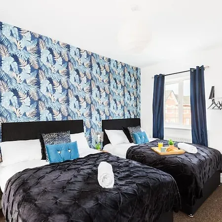 Holiday home Modern 5 Bedroom Townhouse By Centre & Jq - 9 Separate Beds, 2 Baths And Parking *