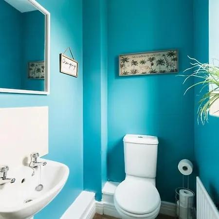Modern 5 Bedroom Townhouse By Centre & Jq - 9 Separate Beds, 2 Baths And Parking Holiday home Birmingham