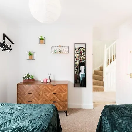 Modern 5 Bedroom Townhouse By Centre & Jq - 9 Separate Beds, 2 Baths And Parking *