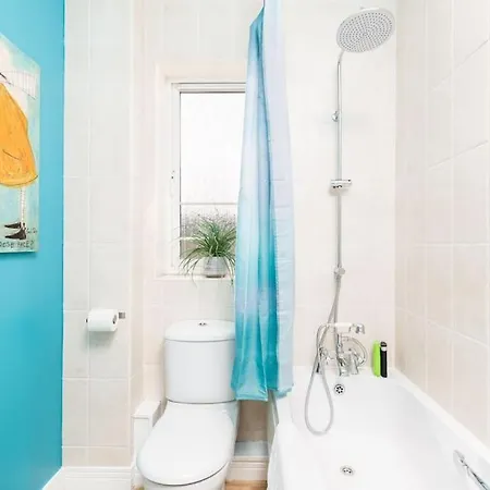 Holiday home Modern 5 Bedroom Townhouse By Centre & Jq - 9 Separate Beds, 2 Baths And Parking
